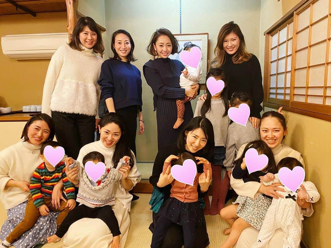 松本亜希さんのインスタグラム写真 - (松本亜希Instagram)「・ 幼馴染達 #ムンチャイ 忘年会♡ 今年ははり重で🥩 ・ ムンチャイの忘年会が終わったら、"あぁもう今年も終わりかー"と毎年思う。 親友達との時間は本当大切な時間😊 ・ 皆元気に良いお年を〜👋と解散できることに感謝♡ ______________________________________ #はり重のバター焼き最高 #ただわたしゃ息子にご飯をあげまくりながらなので飲むように食べたw #そして食べた後は追いかけ回す #これからもっと追いかけ回すことになるんやろな🤪 #bff #親友 #忘年会 #はり重」12月28日 22時10分 - m_akiron