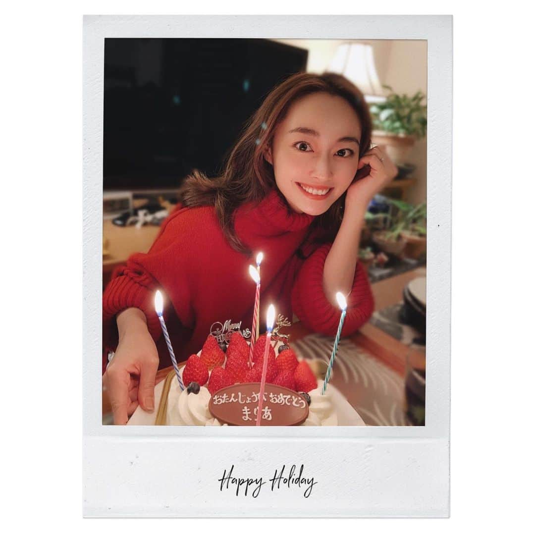 小祝麻里亜のインスタグラム：「誕生日過ぎたのに、再びすみません。誕生日当日は旦那と、旦那のご両親に。そして今宵は横浜の実家にて父と母に祝ってもらいました😊🎄 ． 一人娘の私の願いは、2人にはいつまでも健康でいてほしい！これにつきます。もちろん旦那の家族にも。 ． そんな願いも込めてロウソクを吹きました🌬🎂 仕事納めされた方も、そうでない方も素敵な年末年始になりますように✨ ． ．＿＿＿＿ #mybirthday #christmas #dinner #年の瀬 #年末年始  #誕生日 #家族 #생일 #생일축하해」