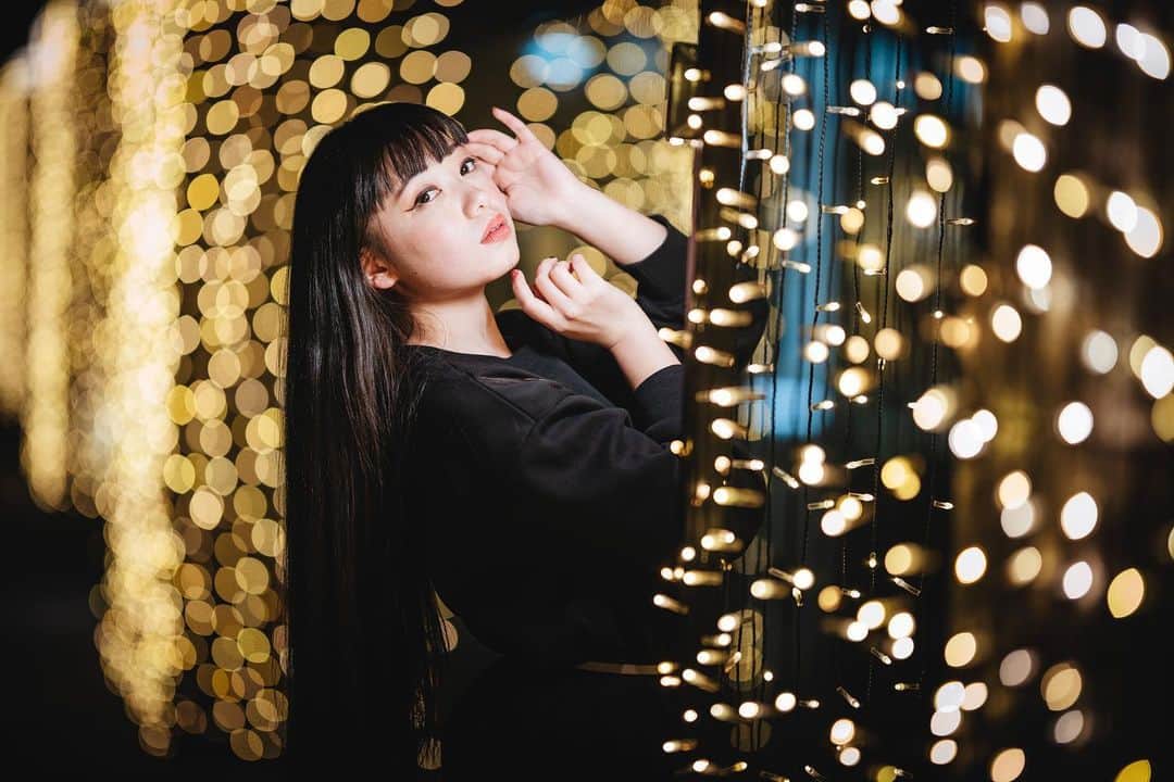 のインスタグラム：「わぁ〜イルミネーション最近めっちゃ綺麗❗️1枚夜景ポートレートアップ❗️105mmで撮影、磁石でLEDライトくっつけてつってます❗️そして、1月1日の夕方にかなり面白いイルミネーションでのポートレート撮影の動画あげるので、ぜひYouTube見てね❗️コメント待ってまーす！. . Model: @i_am_ayappe . . 新しい @ilkomobile アカウントにiPhoneで撮ってるポートレートもアップしますよ！いい光があればカメラ&レンズはなんでもいいと思います . . #ストロビスト #ポートレート #Sony #105mm #Sigma #instagramjapan #雪#東京カメラ部 #ig_today #igersjp #tokyocameraclub #instalike #instagramhub #team_jp_ #vscogoodshot #marvelshots #fotodome #portrait_perfection #iphonephotography #イルコ #光の魔術師 #イリュミネーション #instagramhub #カメラ女子 #iphoneography  #lovers_nippon #ファインダー越しの私の世界 #写真好きな人と繋がりたい #portrait」