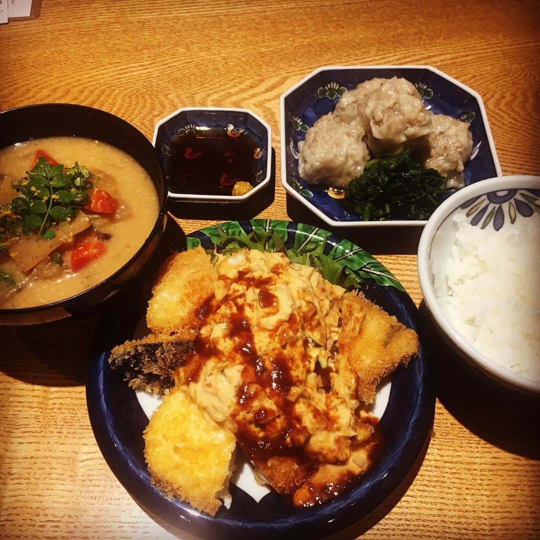 宮田麺児のインスタグラム：「今は私だけのスペシャル弘大定食 ごはん 魚フライ かす汁 焼売  #弘大#焼売#魚フライ#定食#弘大z」