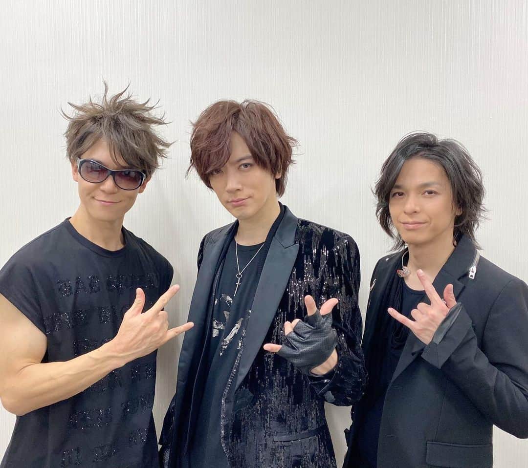 SHINPEIのインスタグラム：「rockin'on presents COUNTDOWN JAPAN 19/20﻿ ﻿ 幕張メッセ国際展示場ホール﻿ ﻿ 初参加したカウントダウンジャパンは﻿ 楽屋もケータリングも素敵だし﻿ 出演者めっちゃ豪華だし﻿ 関わっているスタッフさんの意気込みがすごく伝わる空間だった﻿ 何よりも、観に来ているお客さんみんなが本当に熱く温かかった！﻿ また出られる日を楽しみに、明日のBREAKERZワンマンライブも最高潮で駆け抜けます。﻿ ﻿ ありがとう！﻿ ﻿ #countdownjapan ﻿ #CDJ1920 ﻿ #Jfes ﻿ #Jフェス﻿ #初日終演」