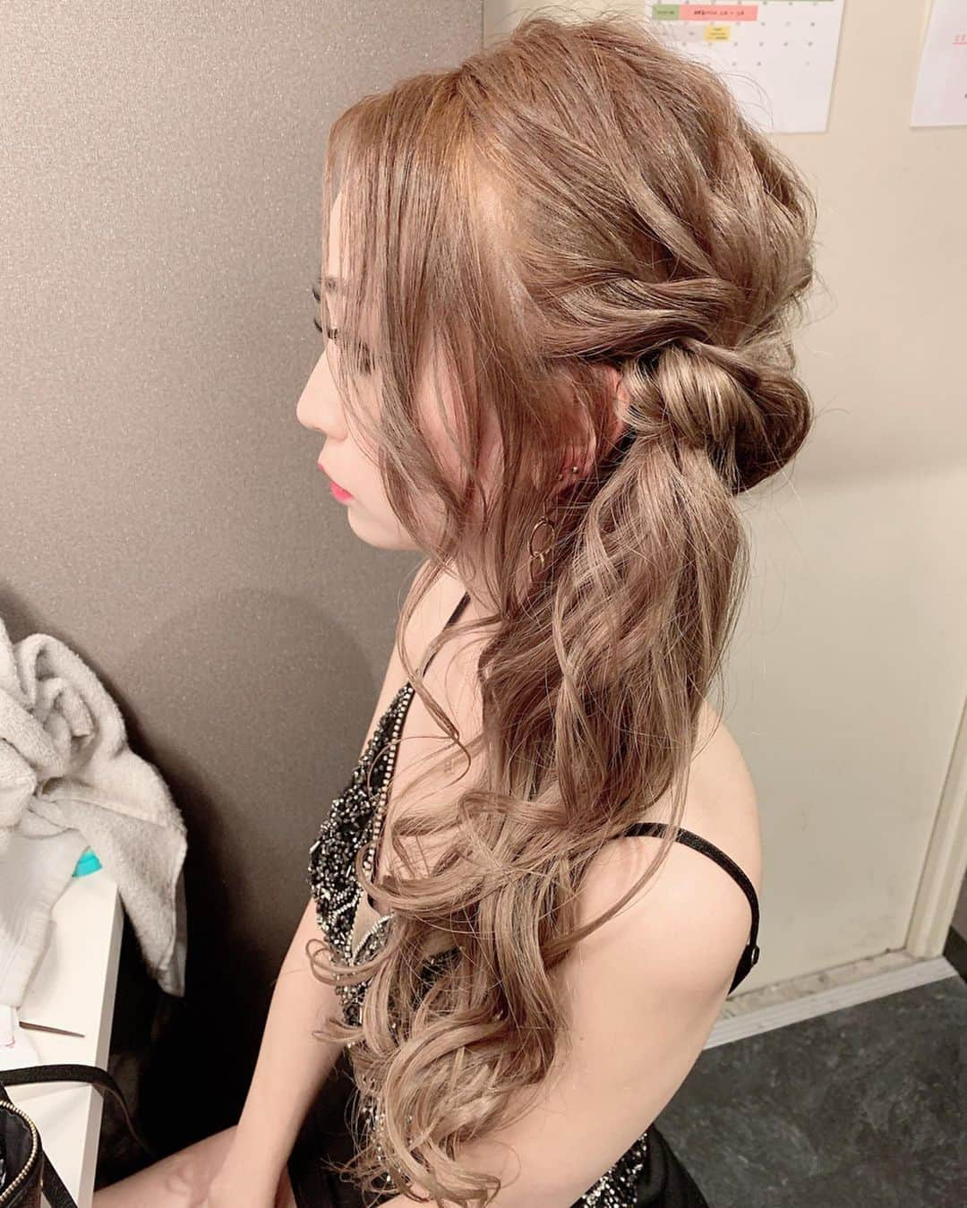 優姫ゆいなさんのインスタグラム写真 - (優姫ゆいなInstagram)「・ カラーしたよ💓 安定のcoreでブリーチなし😉✨ 二ヶ月前に入れたハイライがとっても良き！ ヘアメした時も綺麗にハイライト出てるよね✌🏻 ナイスやぶ氏！！ @yabu_core  朝までやってる美容院だよ✂️💓 ・ ・  #ファブリック#東京#六本木#新宿#歌舞伎町#名古屋#栄#錦#岐阜県#岐阜市#柳ヶ瀬#多治見市#キャバクラ#キャバ嬢#love#お酒#アルコール#follow#Instagram#ゆいな#優姫ゆいな#コスプレ#レイヤー#美容院#カラー#core#ハイライト」12月28日 22時40分 - yuina_az