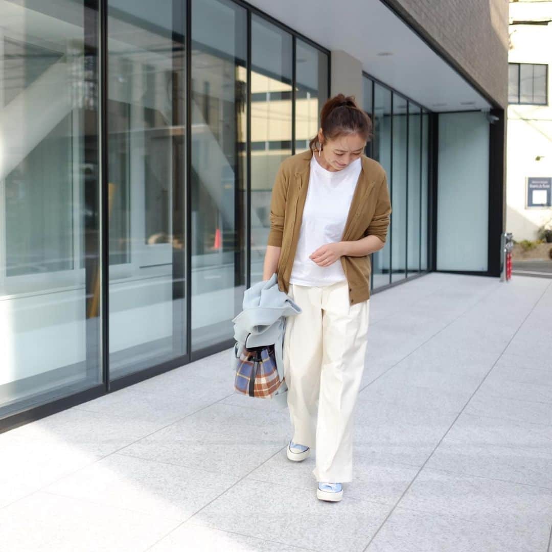 Keikooooooのインスタグラム：「よく聞かれる白Tについて☝️ この時着てるのも、一個前のピンクニットの下に来てるのも @stunninglure の白T。この上にコートだけだと寒いので、よくカーディガンを仕込んで。このカーディガンは、 @uniqlo もの♡ʾʾゆったり着たくて大きめを着てます。プチプラなのに、本当に使える！ 色違いも欲しいくらい。 そして、#stunninglure の白Tは少しツルツルしてて、 カジュアル過ぎない素材感とサイズ感が好き💗 オススメですっ🌟そして、白Tの下には、半袖のヒートテックを着てまつ。 もっと寒くなる前に、ロンT探さねば。 ロンTは今探してるとこなので、良いのがあったら また載せますね⤴︎😌 というか、私も知りたいな🤔🤣🤲 . 白T #stunninglure #スタニングルアー  カーディガン #UNIQLO @uniqlo_ginza @uniqlo_with」