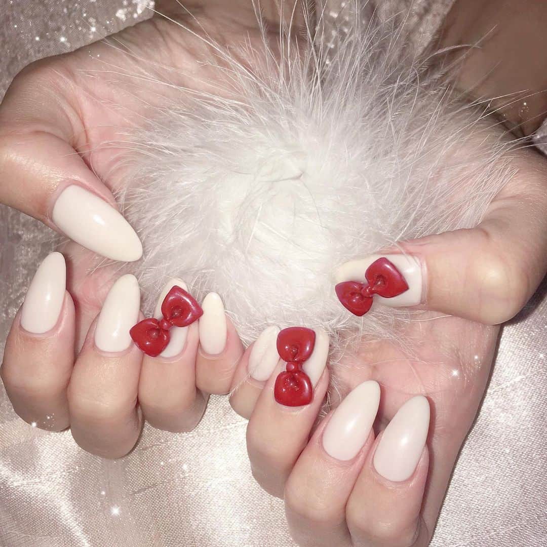 のインスタグラム：「めちゃくちゃ好評だったクリスマスネイル❤️❤️ にゃんちゃんさんのリボン大好き(•﹏•๑) . . #newnail #nail #ネイル #クリスマスネイル #christmasnail #リボンネイル #クリスマス #christmas #シンプルネイル #さきぼんネイル💅 #さきぼんクリスマス🎄」