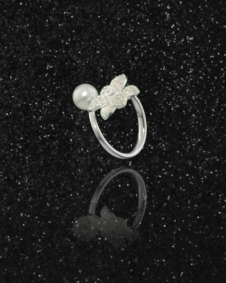 のインスタグラム：「The new Blooming Grace ring is made exclusively for spectacular looks.  #follifollie #bloominggrace #shinebright #ring #newcollection」