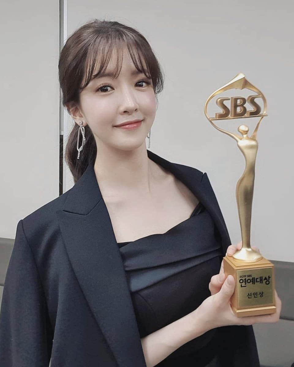 C-JeS エンタテイメントさんのインスタグラム写真 - (C-JeS エンタテイメントInstagram)「#정인선 의 #신인상 수상을 축하합니다👏🏻 . 떠오르는 예능 신인 #인선 🎉 . "참석하는 것만으로도 영광인데 상을 주셔서 감사합니다. 아직 많이 모자란데 열심히 하라고 주신 거 같아요. 정말 감사합니다" . #2019SBS연예대상 #연예대상 #백종원의골목식당 #신인상 #수상을축하합니다 #JungInSun #variety #Cjestagram #씨제스타그램」12月28日 22時47分 - cjes.tagram