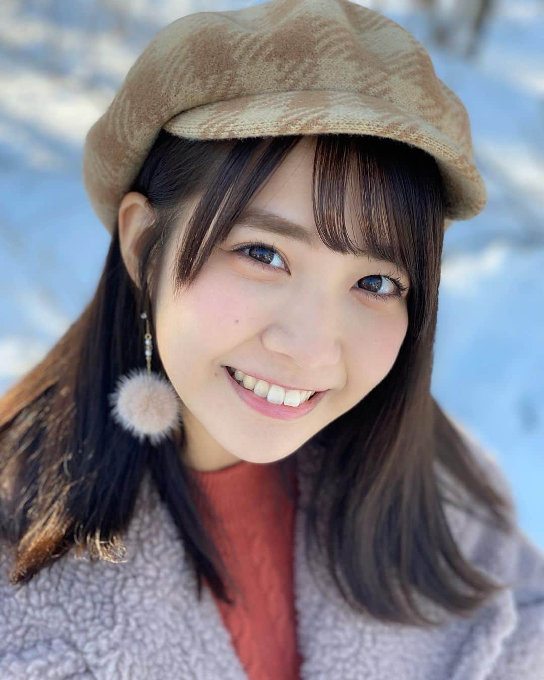 天羽希純のインスタグラム：「きすみ納めしてね☺️ #私服 #冬コーデ #帽子 #帽子コーデ #雪 #雪山 #年末 #お正月 #年越し #帽子アレンジ #キャップ女子 #可愛い女の子 #アイドル #japanese #asiangirls #アウター #ニット #ニットコーデ #ニットワンピース #ゲレンデ #ゲレンデマジック」