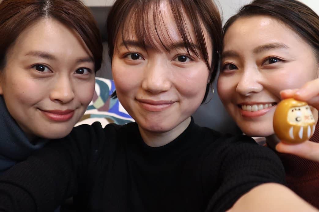 高橋絵美のインスタグラム：「みんなで忘年会🥂今日もお腹が痛くなるくらい笑った。。そして愛しのゴマちゃんにも会えました😂 突然のインスタライブお付き合いいただきありがとうございました❣️仕組みが分かったのでまたみんなでやりたいと思います笑 それでは皆さん、よいお年をお迎えください😊✨」