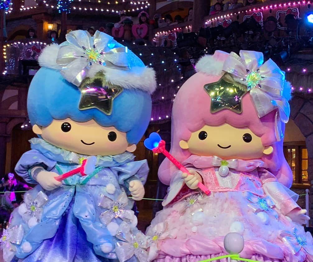 Yukaのインスタグラム：「🦄🦄🦄🦄🦄 ちょっと前にサンリオピューロランドに行きました🥺 キキララと会えて嬉しすぎて泣いちゃった😭💦 念願のマイメロのホワイトタピオカドリンクも飲んだんだけど、タピオカ堅くて全然美味しくなかった💩 年パス安いから買おうかなってずっと悩んでたけど、よく考えたら周りの友達誰もサンリオに興味ないから買っても意味ないなwww🤪 - 前陣子去了三麗鷗樂園 終於看到冬天的聖誕節表演 見到了爆炸可愛的kikilala 表演太感動還看到哭，被男友狂笑😂  買了季節限定的美樂蒂白珍珠飲料 珍珠真的是白色的，喝起來就是普通的可爾必思 但珍珠超硬超難吃，還要¥850😟  三麗鷗樂園年票才¥15000，好幾度衝動想買 可是仔細想想身邊朋友都不愛 買了也沒人陪我去，還是算了🤪🤪🤪 #sanrio#sanriopuroland#sanriopurolandjapan#kikilala#littletwinstars#hellokitty#kitty#kt#mymelody#sanriocharacters#サンリオピューロランド#サンリオ#キキララ #リトルツインスターズ#マイメロ#マイメロディ#冬#クリスマス#クリスマスイベント#サンリオキャラクターズ#サンリオキャラクター」