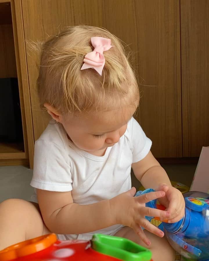 シェイラ・カストロのインスタグラム：「Sim, essa loirice toda fui eu quem fiz! 🙋🏻‍♀️🥰Com a ajudinha da genética do papai! 🤷🏻‍♀️Hahaha! #amordaminhavida #igualopapai #lizcvailati #13meses」