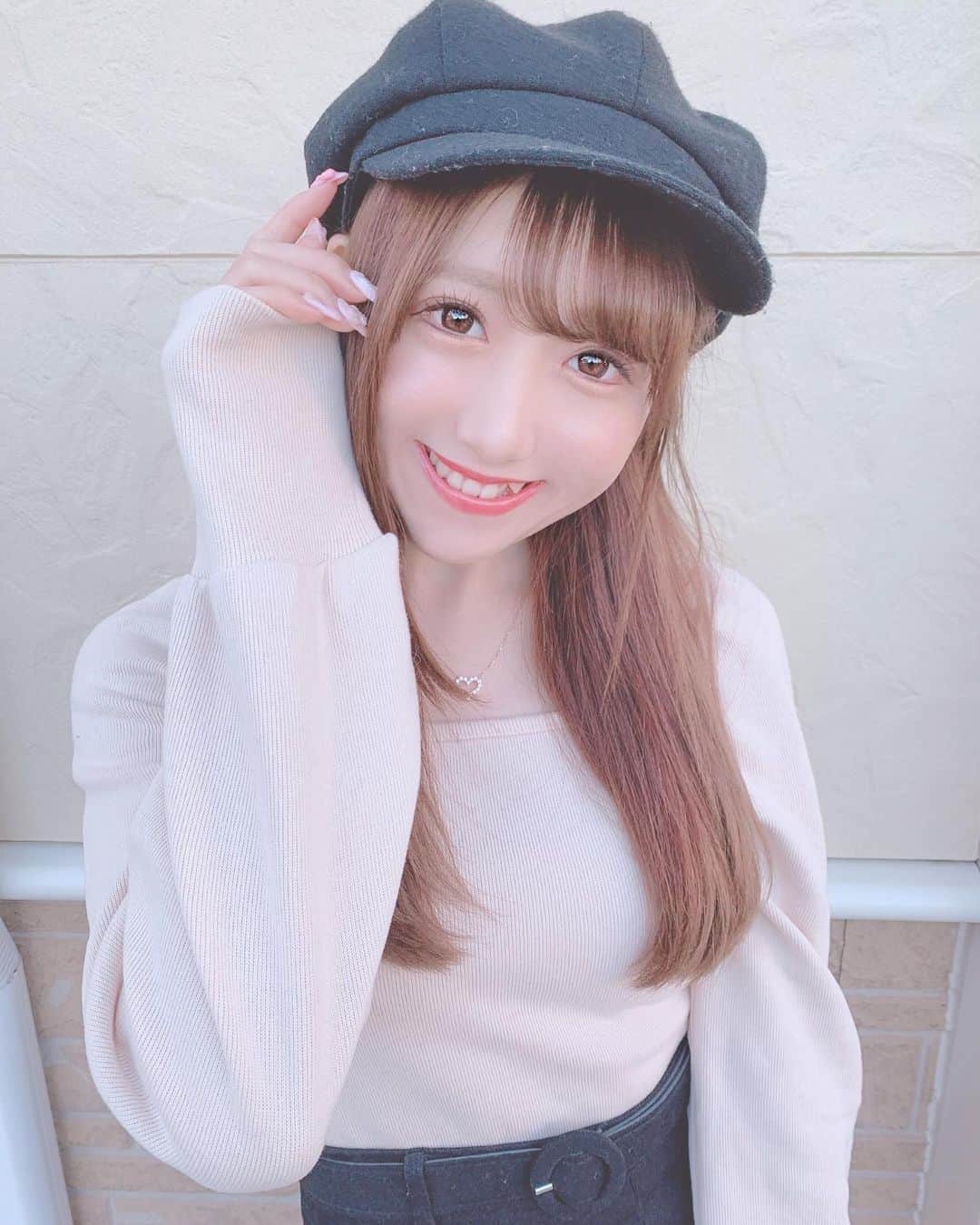 田口未彩のインスタグラム：「🎀 . . トップス( @holidayandholiday_official ) 肩の部分がかわいい❤︎❤︎ . キャスケットに白いのいっぱい着いてて恥ずかしい、、笑 おゆるしください！笑 . . #私服　#コーデ　#冬コーデ　#キャスケット　#ストレートヘア　#ヘアアレンジ　#冬メイク　#量産型女子　#量産型コーデ　#ハートネックレス　#ネックレス」