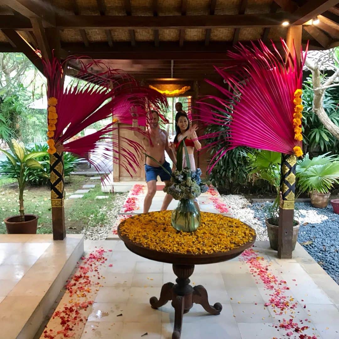 のインスタグラム：「T’was the most tropical & Merry memorable of Christmases with best friends, new and old. 🌸🌺💝💖 #junglexmasfiesta #stillgiggling #xmasdetails #merrychristmas」