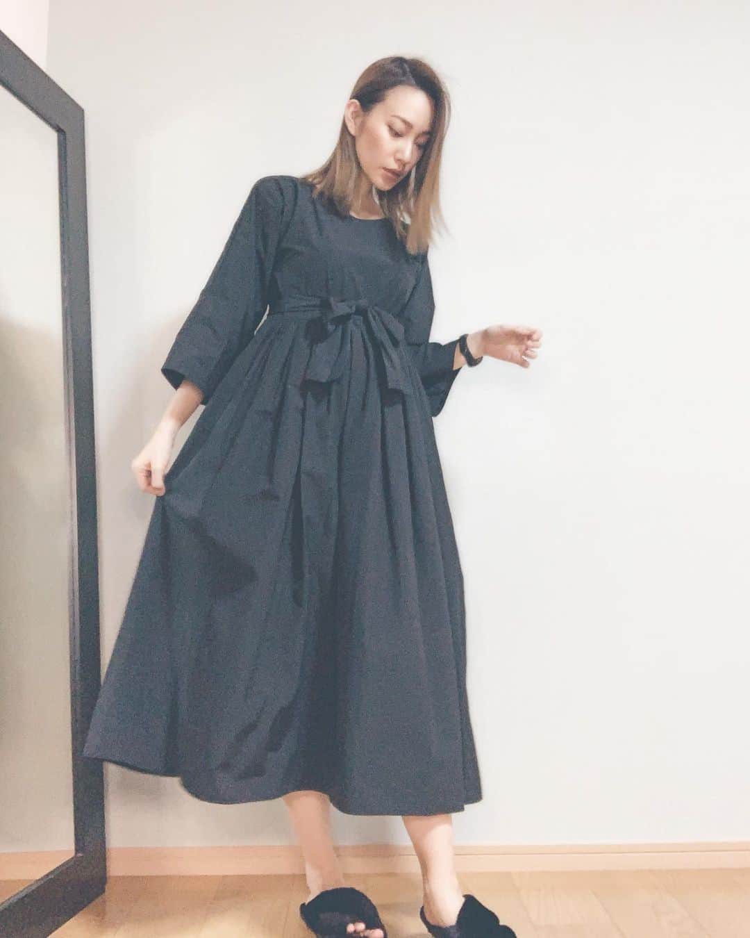 のインスタグラム：「妊娠後期、いよいよ着る服も無くなってきた所に、お気に入りのワンピースが増えました🥰 フレアワンピだけど、素材の質感とブラックで甘見えし過ぎない印象が好みなところ。 レザーと合わせるのが好き！ お靴は、部屋なのでご愛敬。w . . . #ワンピース : @mylus_official #MYLUS  #サンダル：#ルピス @queen.lupis (oth0028) . . . . . 🙋🏻‍♀️質問はコメントにて #今日のコーデ#冬コーデ#大人カジュアルコーデ #大人カジュアル #コーデ#ママコーデ#ママファッション#プチプラコーデ#ラフコーデ#きょコ#ママスタイル#高身長ファッション#高身長コーデ #ラフファッション#着回しコーデ#女の子ママ#ママガール#mamagirl#172cm#ootd#pr#mineby3mootd ☑️ :  ウィンターセールやってるってよ💁‍♀️」