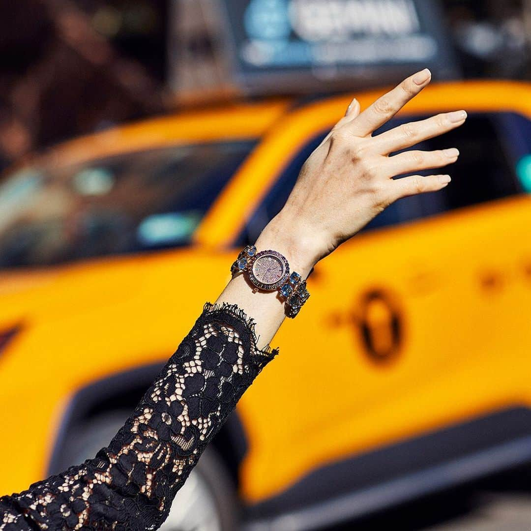 ドルチェ&ガッバーナさんのインスタグラム写真 - (ドルチェ&ガッバーナInstagram)「A bright new light shines during the New York City rush hour, hailing a taxi instantly. Reflecting the colours of the rainbow by faceting gems of the highest prestige, this watch has a dial composed from 263 brown round diamonds, and a bracelet composed of numerous precious gemstones.  Discover more at the link in bio.  #DGWatches #DGFattoAMano #DGLovesNewYork」12月28日 23時00分 - dolcegabbana