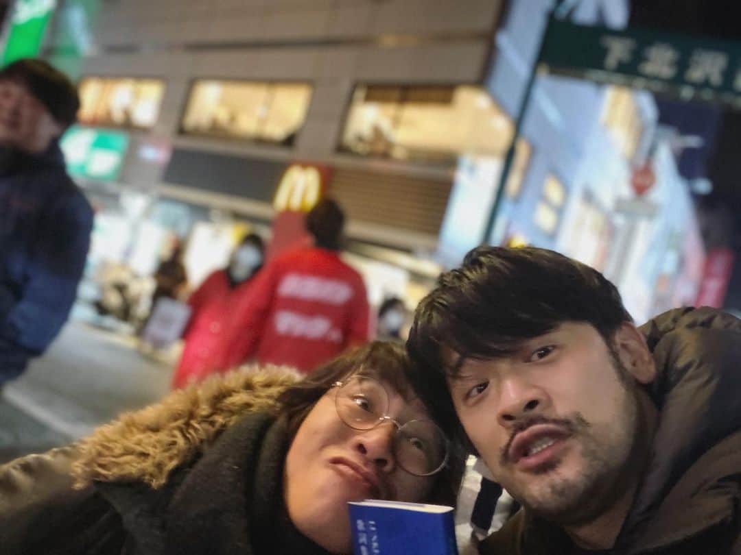 石川龍のインスタグラム：「今年最後の飲み会は下北沢で小高と、でした。 サシでどこまでも話ができる。15歳で出会ってもうすぐ25年の付き合いになります。長いなぁ、でも早いなぁ。  来年、LUNKHEADの歌詞集が発売になります。一足先に全部読みました。全部で170曲！！エモみがヤバイです。」