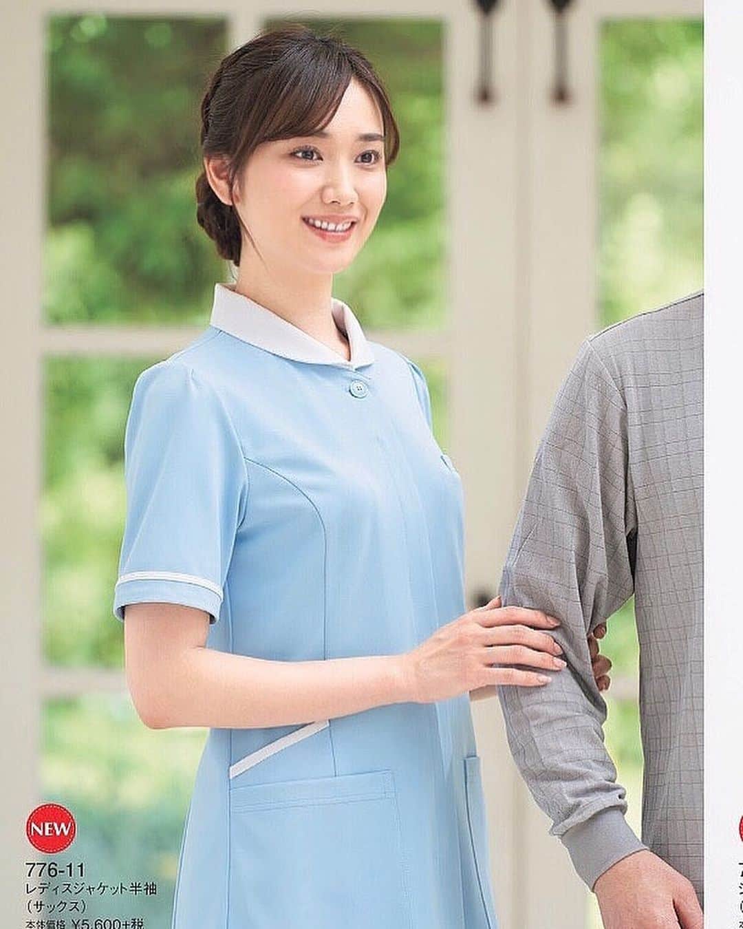海野ナルのインスタグラム：「KAZENカタログ2020 ドラマ📺コードブルーなどで 衣装提供されているユニフォームスタイル。 介護服、看護服などなど👩‍⚕️ . 楽しい撮影でした☺️ #撮影 #カタログ #上がり #2020 #KAZEN #アプロンワールド #カゼン」