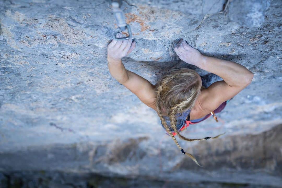 エミリー・ハリントンのインスタグラム：「Back on the sharp end... and it’s a braid swangin’ good time 😊💥🇲🇽 // 📸 @sav.cummins // @thenorthface_climb」