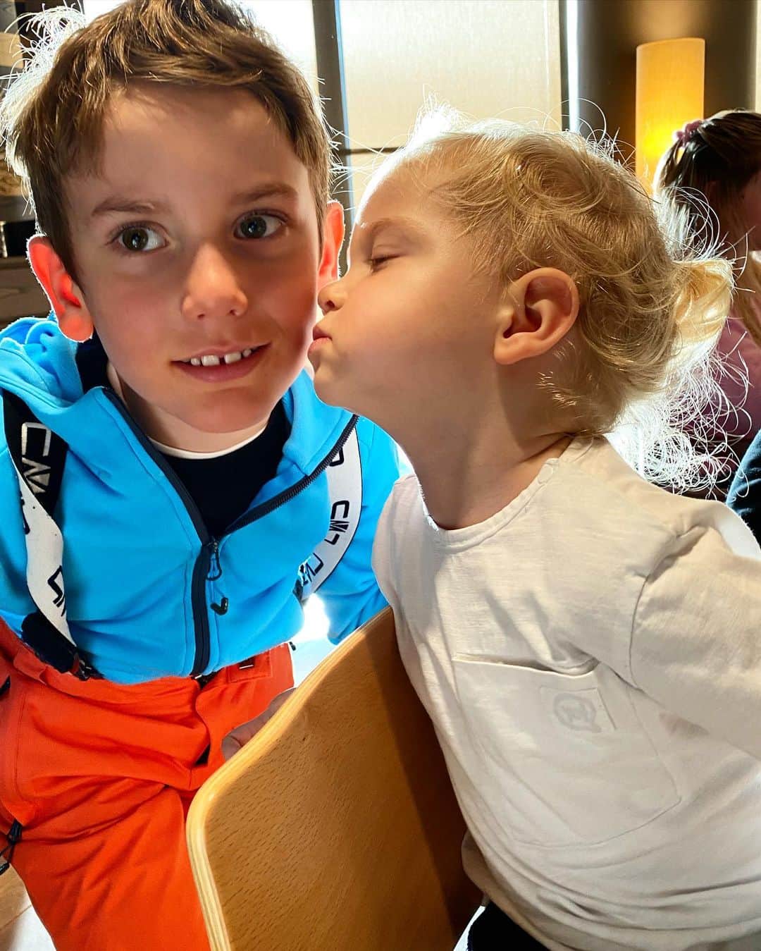 キアラ・フェラーニさんのインスタグラム写真 - (キアラ・フェラーニInstagram)「Leo kissing my little brother ❤️ Have you ever seen anything cuter? 🥰」12月28日 23時16分 - chiaraferragni