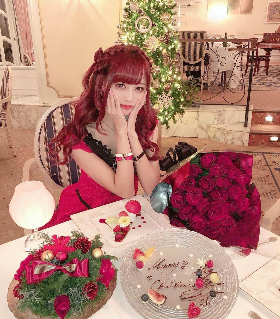 のインスタグラム：「クリスマス当日はグランドプリンスホテル高輪(@grandprincehotel_newtakanawa )でクリスマスディナーを😌❤ . ピアノの生演奏もあってクリスマスツリー大きくて綺麗だったし豪華すぎました( ´•ᴗ•ก) . ワンピースは @dress_sugar で注文したよっ🖤🖤 . . #グランドプリンスホテル高輪 #品川 #クリスマス #クリスマスディナー #デート #クリスマスデート #christmas #ドレス買うならsugar #ドレス買うならシュガー #さきぼんクリスマス🎄」