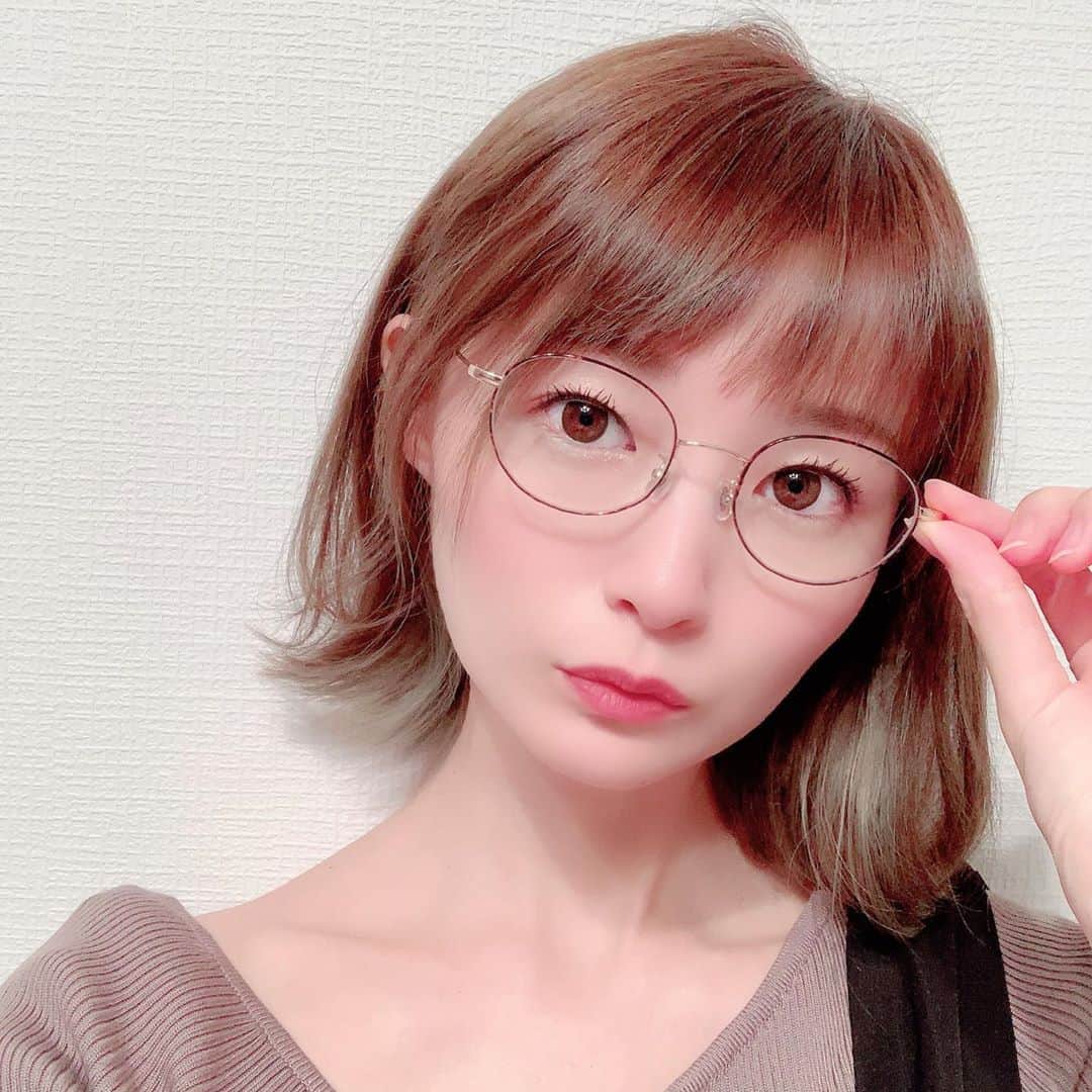 しほの涼のインスタグラム：「めちゃくちゃ久しぶりに自分の写真を🤣 完全に娘のアカウントになりつつあるので😅💦 #ボストンメガネ が欲しくて、でもボストンだと丸すぎる👓 #ウェリントン　だと四角すぎる👓 という訳で#ボスリントン　にしました🥰  すっぴんでも、メイクしてても抜け感がいいし、今年の冬は活躍しそう💕 まだ更新するとは思いますが、とりあえず#良いお年をお迎えくださいね🎍  #伊達メガネ#だてめがね女子 #メガネ女子 #メガネコーデ#メガネ好き #fifthコーデ#fifthtl #イレギュラーネック長袖ニット #ベージュコーデ#ボブ#外はねボブ #インナーカラー#ベージュカラー #冬ヘアカラー#ヘアカラーベージュ #ハイライト#ヘアカラーグレイ」