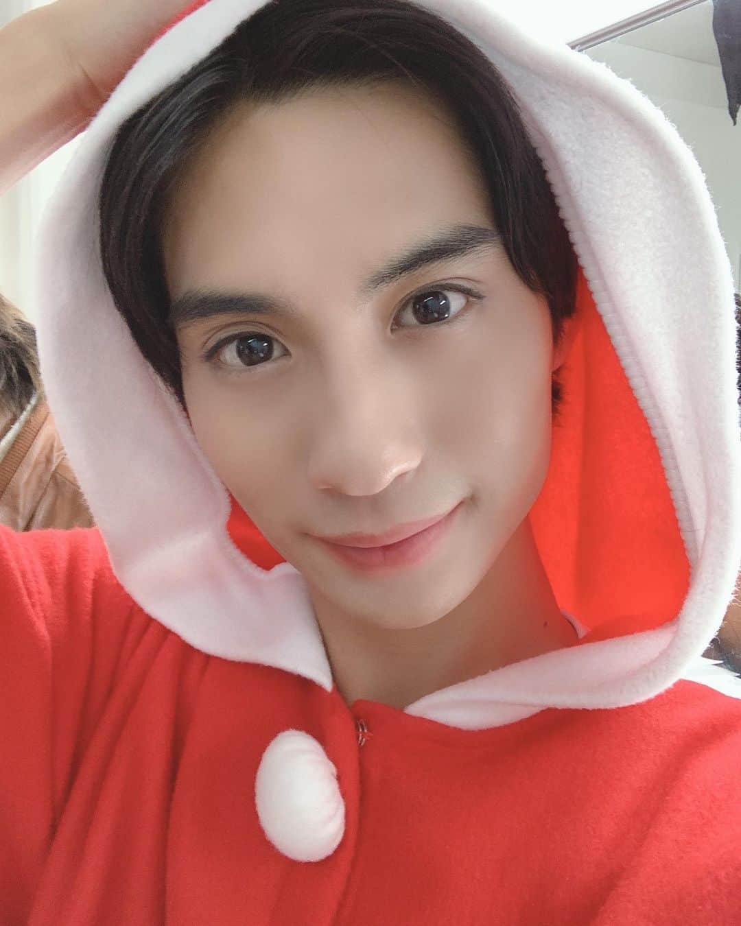 岩義人のインスタグラム：「サンタさんの格好は初めてかもしれない　#岩義人 #2019クリスマス」