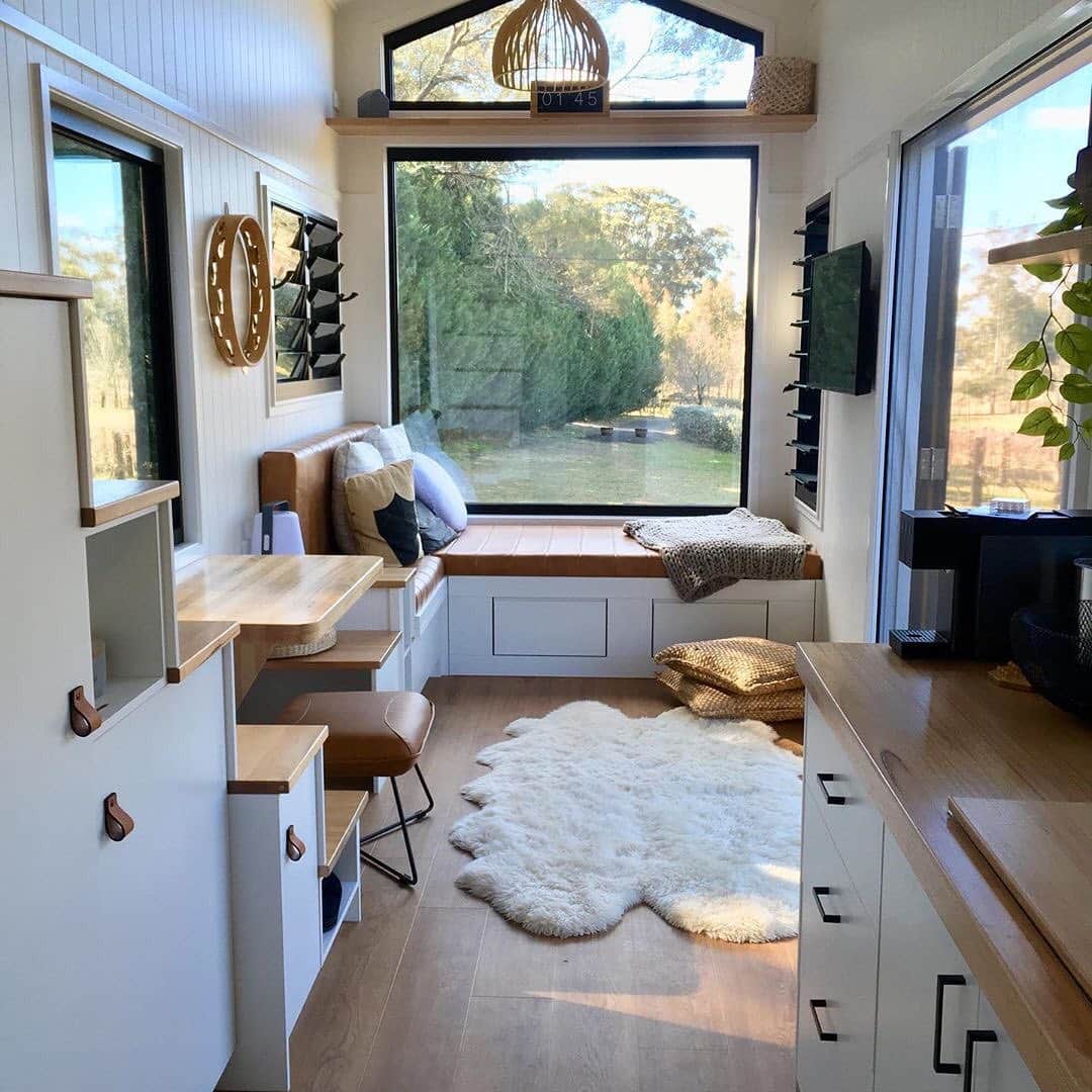 Airbnbさんのインスタグラム写真 - (AirbnbInstagram)「Erika’s home may be tiny—this is most of it—but why put more house between you and the Southern Highlands? Before exploring the rolling hills of the countryside, stop at the Exeter General Store to ask locals about their favorite hikes over breakfast congee and coffee.  Photo: @thelazyducktinyhouse」12月28日 23時20分 - airbnb