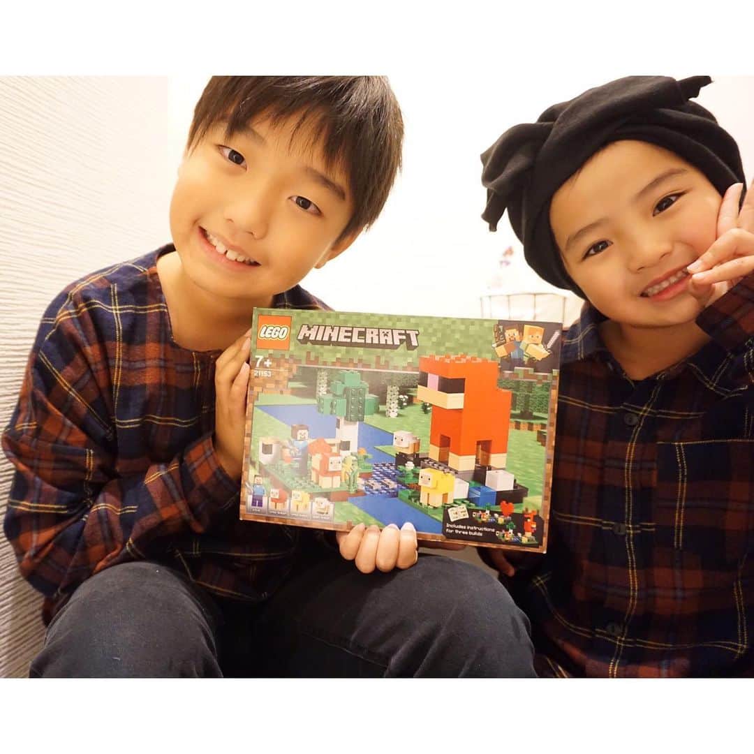 ♡KAO♡さんのインスタグラム写真 - (♡KAO♡Instagram)「： ：  我が家のこども達はレゴ大好き❤  小さい頃から今もずーっとレゴFAN✨  最近知った「レゴライフ」というアプリ！  レゴ公式のSNSなの٩(๑˙╰╯˙๑)  自分の作品をシェアしたり、  ユーザーの投稿にいいね❤️したり、  気になるユーザーをフォローしたり、  私がInstagramしてるのを 興味津々だった兄さんは めちゃくちゃハマった(*≧艸≦) ： さっそく作ったばかりの#マインクラフト の  レゴ作品をシェアしてみたよ🤗 ： ▶︎音声付き動画あるからどんなアプリか見てね♡ ： ： ： このアプリのいいとこは、 個人情報や画像の投稿を防ぎ  高い匿名性を持ってるとこ👏  だから12歳以下の子でも 安心して利用させられる✨ ： ： 一歩大人の仲間入りをしたような気分で  得意げにいいね❤️したりしてる兄さんが  愛しくて仕方ない母です🥰 ： 「これ凄いから真似して作ってみよ！」とか、 「新しい作品を作ってシェアしてみよ！」と  今日も張り切ってレゴライフを満喫中！  レゴってやっぱり独創性が養われるし  いいよね👏  おりんも今年の誕生日🎁はレゴでした🤗 ： ： ：  レゴ好きにはたまらない  オススメアプリの紹介でした٩(๑˙╰╯˙๑) ： ： ： ： ： ： ： ： #レゴライフ #レゴ #LEGO #PR #アプリ #親子 #ig_oyabakabu #親バカ部 #兄妹ママ #息子 #9歳 #男の子 #娘 #6歳 #女の子 #インスタキッズ #ig_kids #ママカメラ #ママカメラ部 #子どもと遊ぶ #子供と暮らす #子供と一緒に #マイクラ」12月28日 23時28分 - o0.don_tama.0o