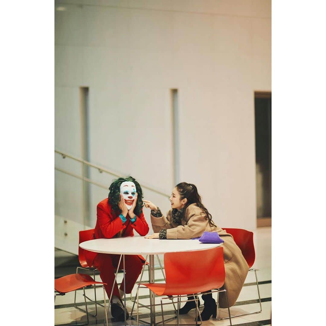 CLASSY公式さんのインスタグラム写真 - (CLASSY公式Instagram)「編集部にあのJOKERが！？﻿ 発売中のCLASSY.2月号の着回し大特集、﻿ 加治ちゃん演じる〝趣味にハマる女子〟の﻿ 撮影オフショット📸﻿ ﻿ ぜひお茶目な(？)JOKERを誌面で﻿ 探してみてください🤡﻿ ﻿ #classymagazine  #2月号　﻿ #着回し﻿ #着回しdairy ﻿ #加治ひとみ　﻿ #JOKER﻿ #撮影﻿ ﻿」12月28日 23時31分 - classy_mag_insta