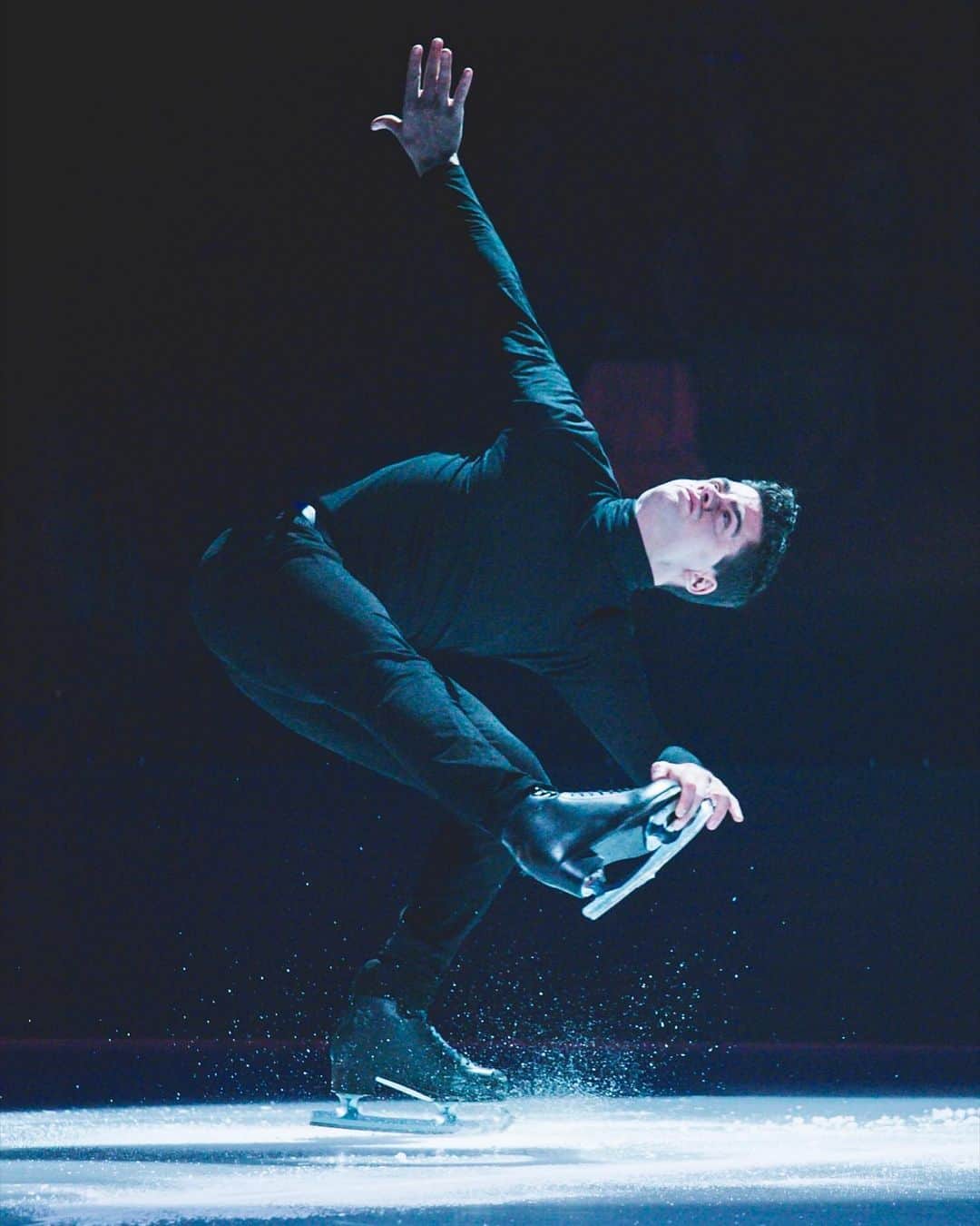 ハビエル・ラジャのインスタグラム：「Time to feel the energy of Madrid ⚡️ . . . 📸 @hortensiodiasclaros ⛸ @revolutiononice」
