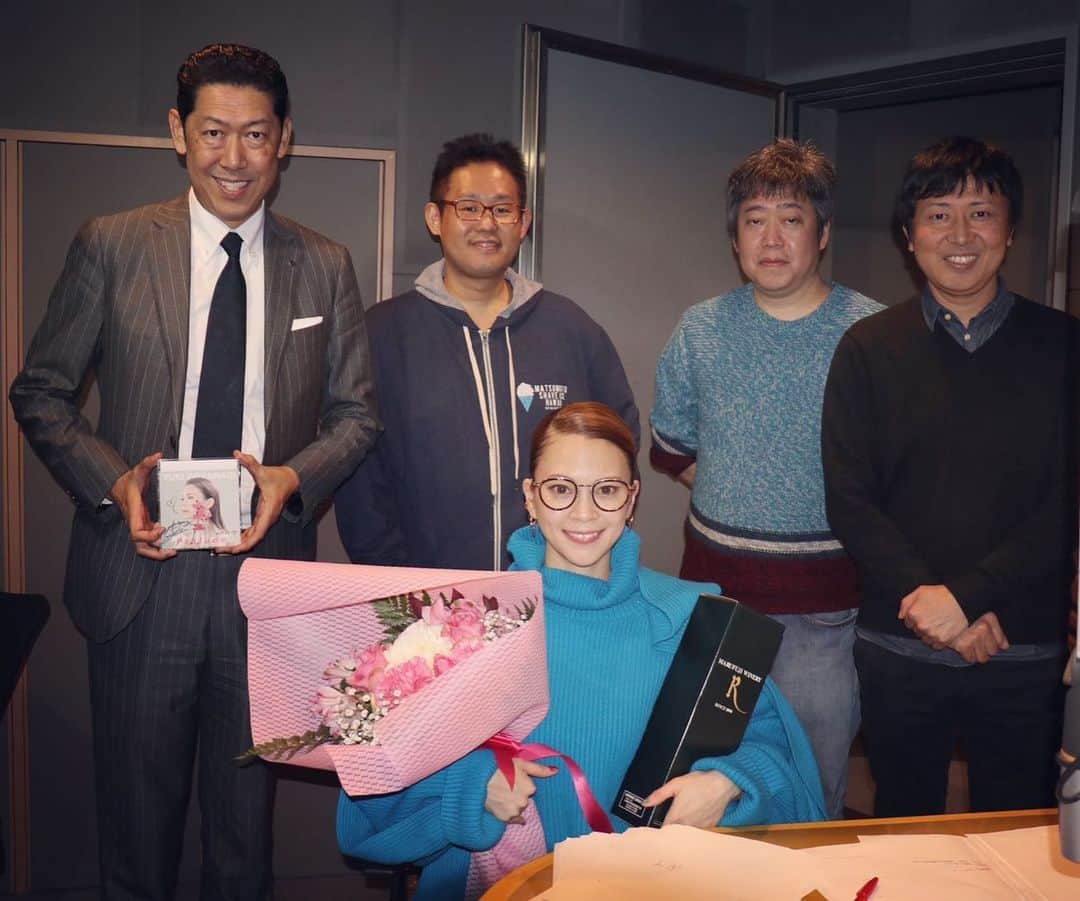 小柳ゆきのインスタグラム：「昨日のFmfuji「I'm fun area」最終回も楽しく終了いたしました✨ 沢山の楽しき思い出と共に前進して行きたいと思います‼️ . . . 手塚常務、中島プロデューサー、構成作家宮島さん、ディレクター中川さん、ミキサー浅野さん、Fmfujiスタッフの皆様。  7年3ヶ月もの長い間、大変お世話になりました🙇‍♂️ . . そして暑い日も寒い日もスタジオまで来てくれた皆様、聞いてくれてメールを送ってくれた皆様、Fmfujiリスナーの皆様。  本当にありがとうございました‼️✨ またいつかお会いしましょう😄」