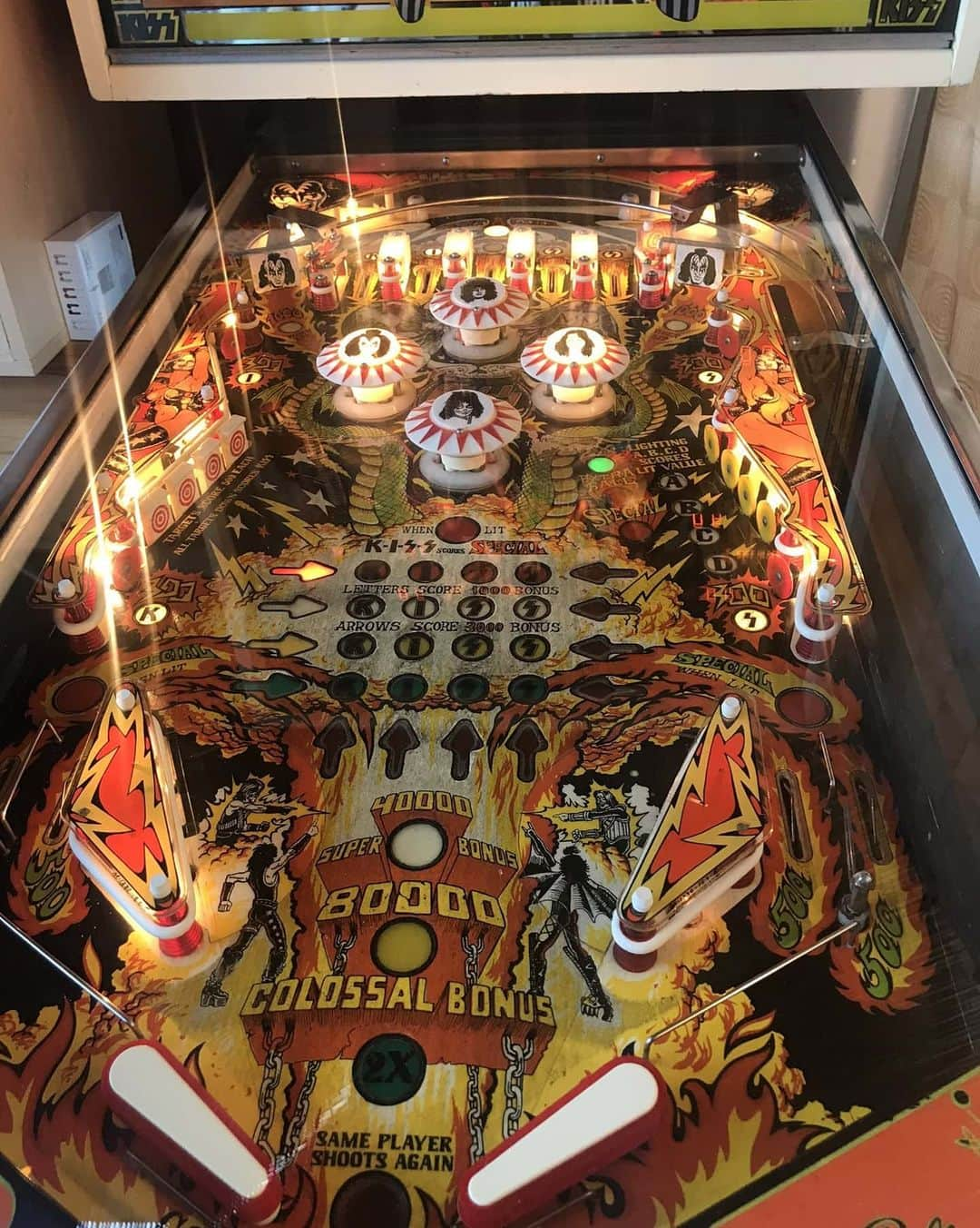 KISSさんのインスタグラム写真 - (KISSInstagram)「#KISS Families Rock! Thanks to Meesh Halligan for sharing her #KISSmas gift with us. Her parents gave her this classic #KISS pinball machine. Awesome!」12月28日 23時53分 - kissonline