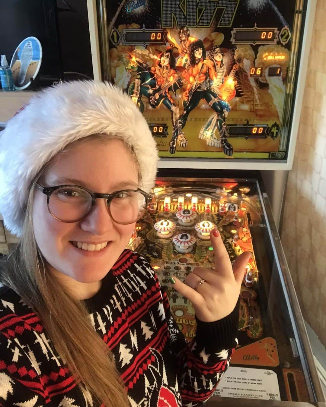 KISSさんのインスタグラム写真 - (KISSInstagram)「#KISS Families Rock! Thanks to Meesh Halligan for sharing her #KISSmas gift with us. Her parents gave her this classic #KISS pinball machine. Awesome!」12月28日 23時53分 - kissonline