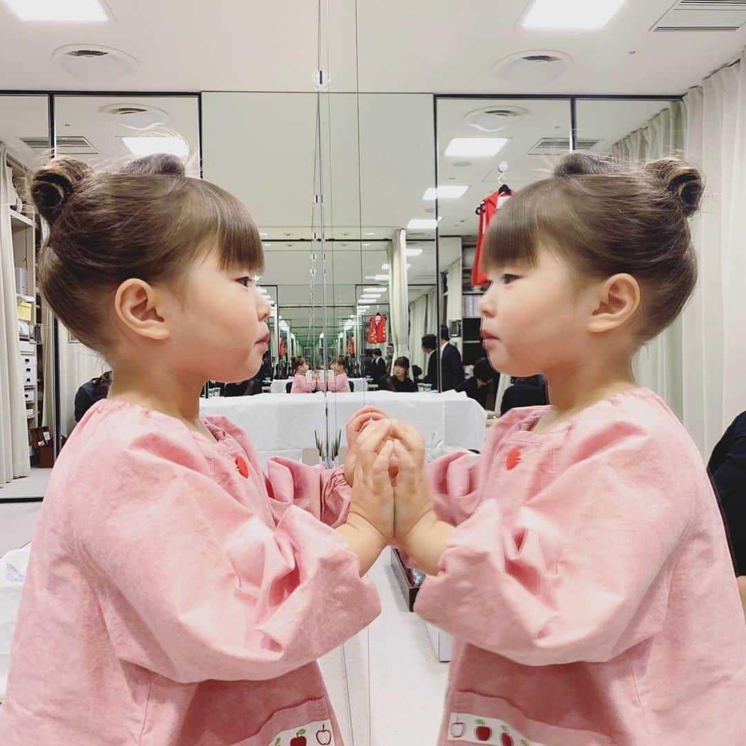 坂本美雨さんのインスタグラム写真 - (坂本美雨Instagram)「一年前の今日。 髪が少ないのに綺麗に結ってもらったなぁ。 #OneYearAgo #七五三 #一年前 の #今日のなまこちゃん」12月28日 23時56分 - miu_sakamoto