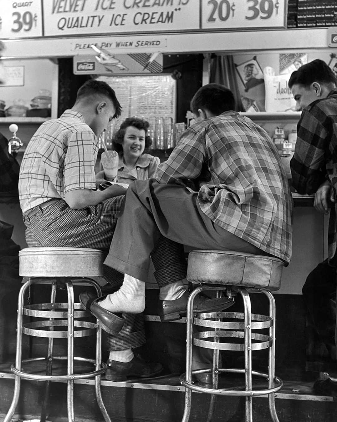 lifeさんのインスタグラム写真 - (lifeInstagram)「A group of teenagers wearing plaid enjoying ice creams sodas at a soda fountrain in Des Moines, Iowa, 1945. Fun Fact: Iowa became the 29th U.S.state 173 years ago today, December 28, 1846. (Nina Leen/The LIFE Picture Collection © Meredith Corporation) #VintageLIFE #NinaLeen #Iowa」12月28日 23時57分 - life