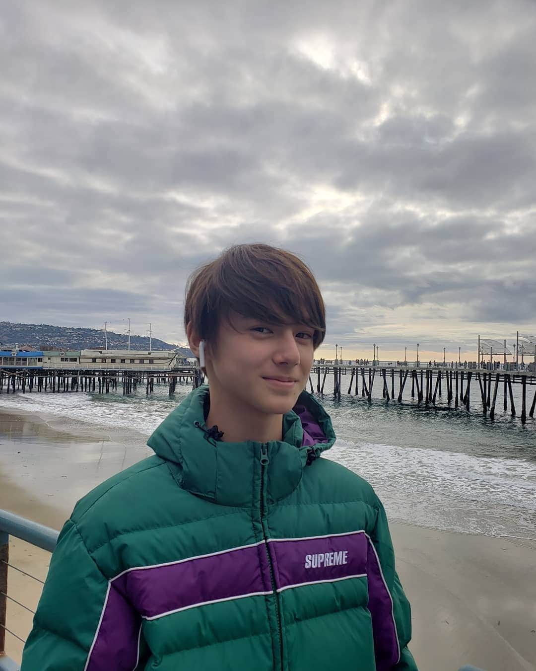 のインスタグラム：「How was your Christmas?🎄I took a walk along the beach🌊 どんなクリスマスを過しましたか? 僕は海辺を散歩しました𓇼𓆡𓆉 * * #クリスマス #散歩 #最近寒い #なかなかLAでは着ないダウンジャケット登場 #曇り空 #カモメがいい感じ #太陽の光もいい感じ #アシカもいい感じ #みんな友達」