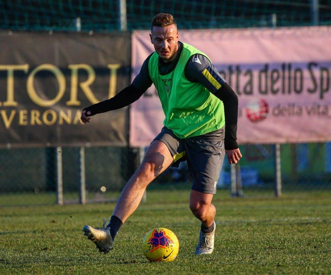 エラス・ヴェローナFCさんのインスタグラム写真 - (エラス・ヴェローナFCInstagram)「BACK AT IT ⚽️ #DaiVerona #sudiamocelA #Verona」12月29日 0時10分 - hellasveronafc