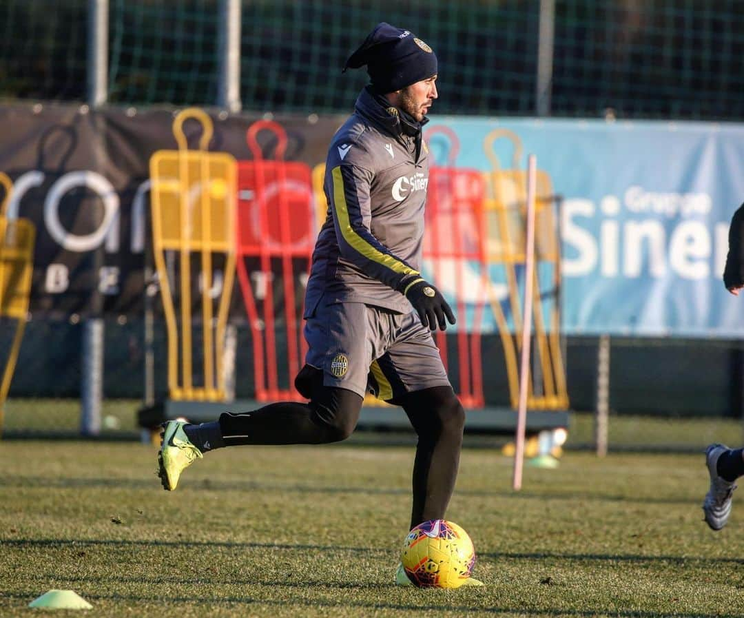 エラス・ヴェローナFCさんのインスタグラム写真 - (エラス・ヴェローナFCInstagram)「BACK AT IT ⚽️ #DaiVerona #sudiamocelA #Verona」12月29日 0時10分 - hellasveronafc