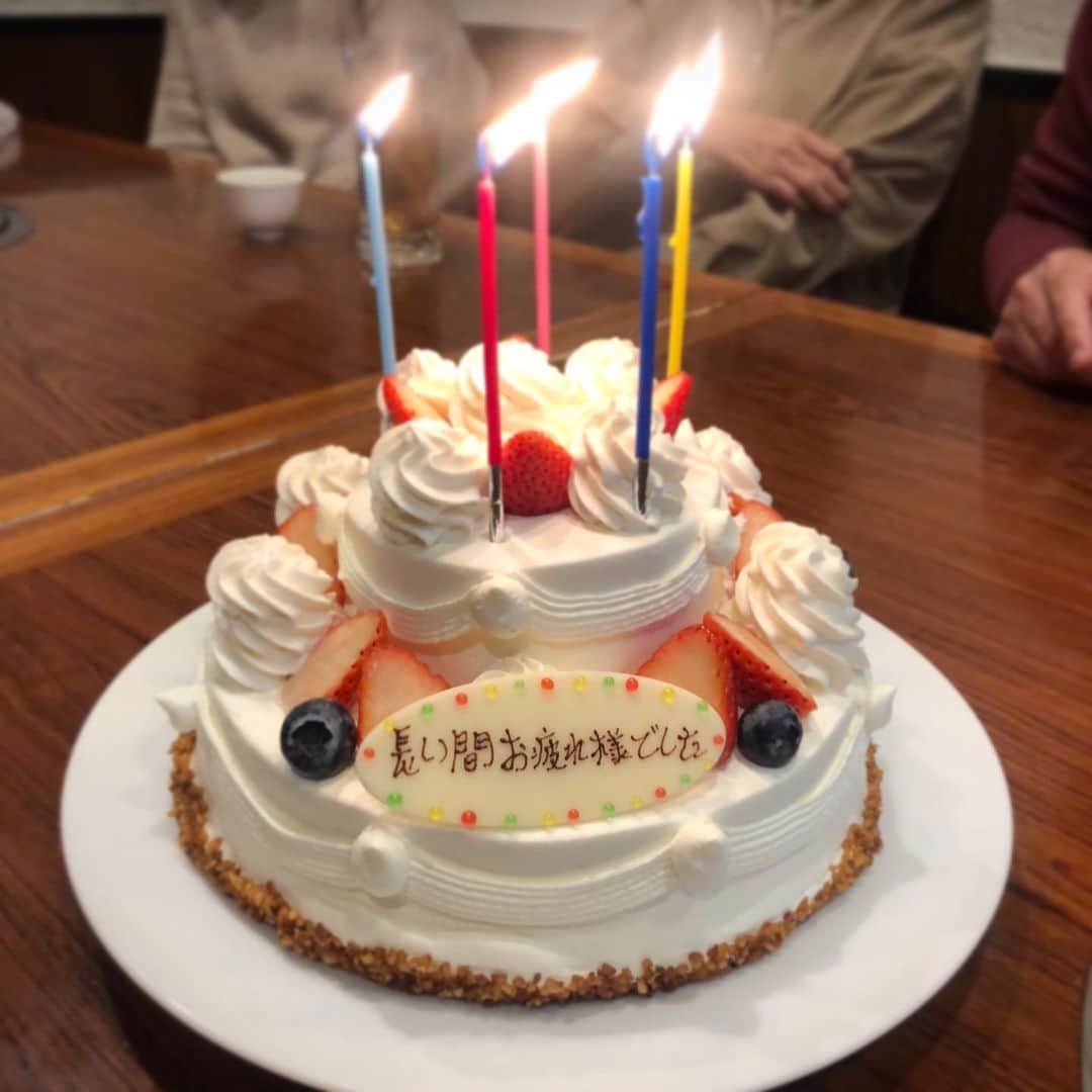 前田彩名さんのインスタグラム写真 - (前田彩名Instagram)「家族で焼肉&父の退職祝い🎂  47年間、お疲れ様でした◎ 二段ケーキって華やかやな〜☺️」12月29日 0時16分 - ayana.maeda