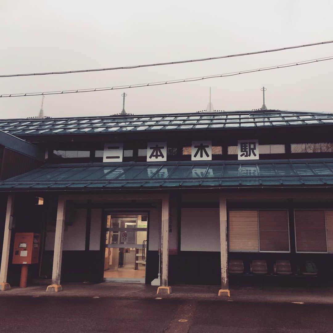 郡島陽子のインスタグラム：「旅をしている。 駅ちっさ！ノスタルジック最高。スイッチバック最高です。 #二本木 #スイッチバック #nostalgic」