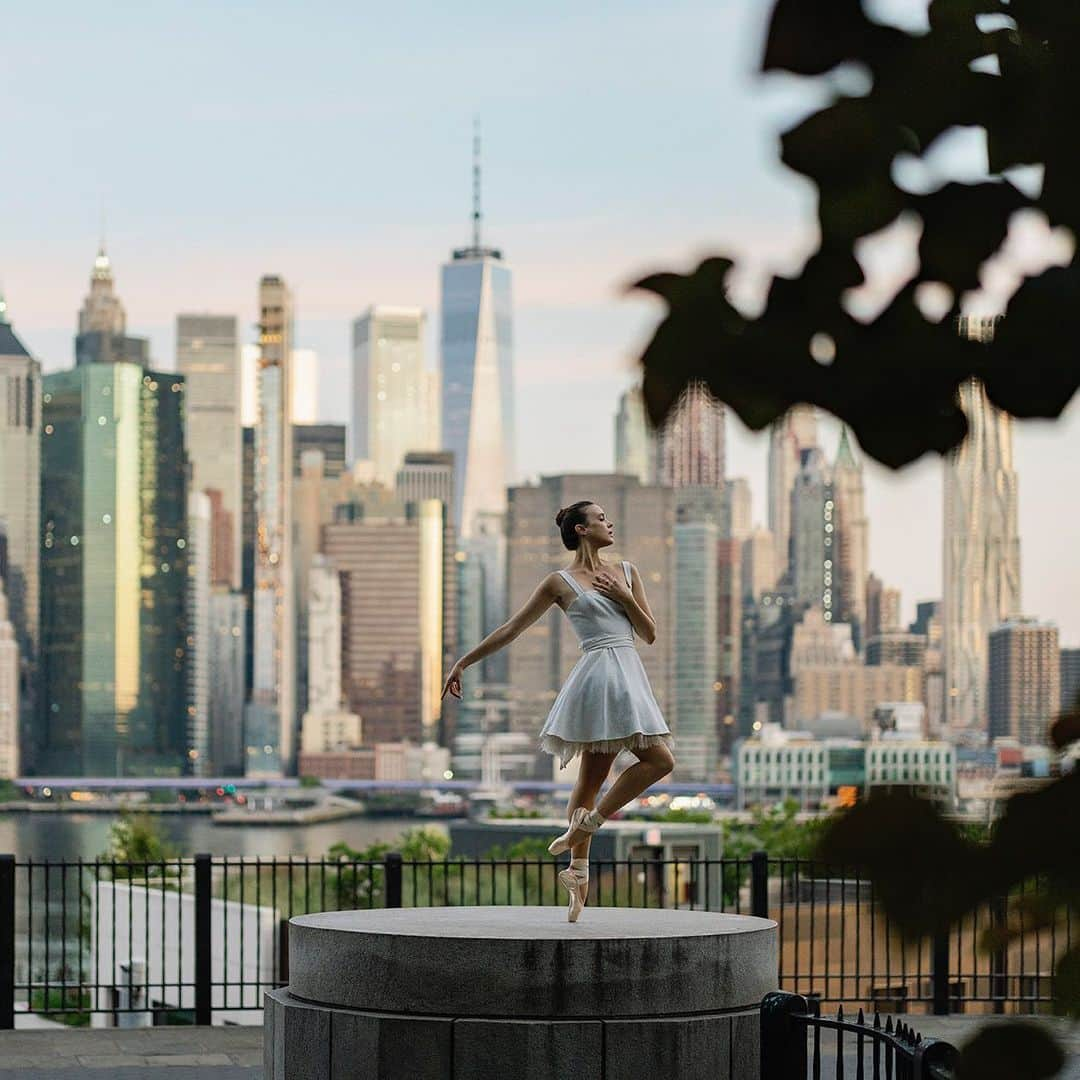 ballerina projectさんのインスタグラム写真 - (ballerina projectInstagram)「Stephanie Williams in New York City. #ballerina - @wheresmytutu #brooklynheightspromenade #brooklynheights #brooklyn #manhattan #worldtradecenter #newyorkcity #ballerinaproject #ballerinaproject_ #ballet #dance #pointe #stephaniewilliams  The Ballerina Project book is now in stock. Link is located in our Instagram profile. @ballerinaprojectbook #ballerinaprojectbook」12月29日 0時31分 - ballerinaproject_