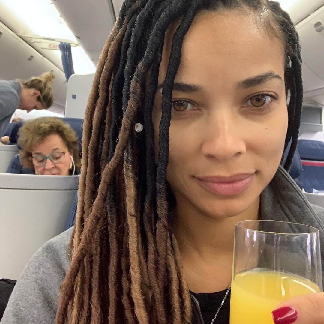 ロッチェル・エイツのインスタグラム：「Vacation has officially begun! We are on our way somewhere to do something relaxing. 🌼🌼🌺🌺🌴🌴🌴」