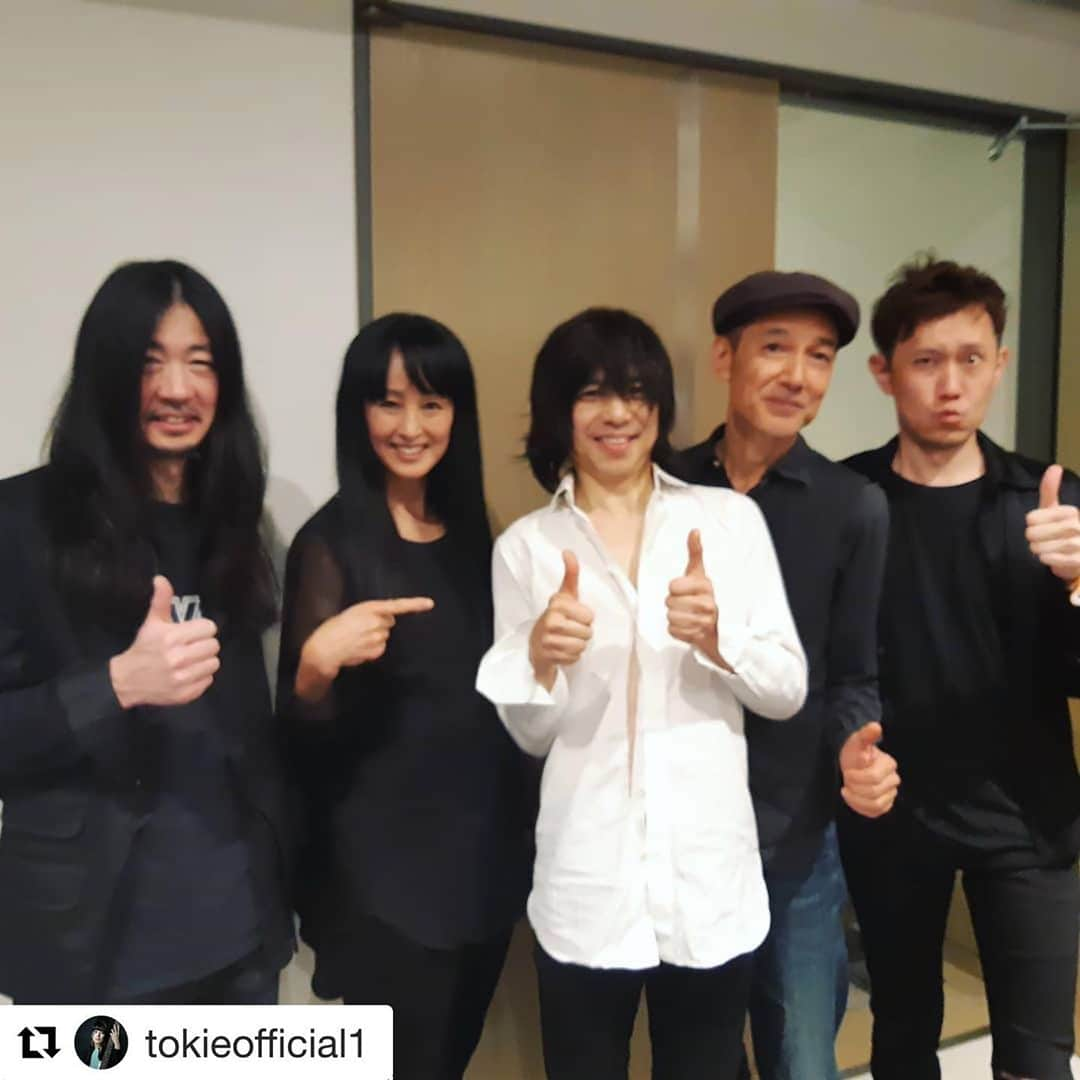 蔦谷好位置さんのインスタグラム写真 - (蔦谷好位置Instagram)「#Repost @tokieofficial1 with @get_repost ・・・ 宮本浩次@Countdown Japan。 いやはや、素晴らしかった！ ありがとうございました☺️」12月29日 0時35分 - koichitsutaya