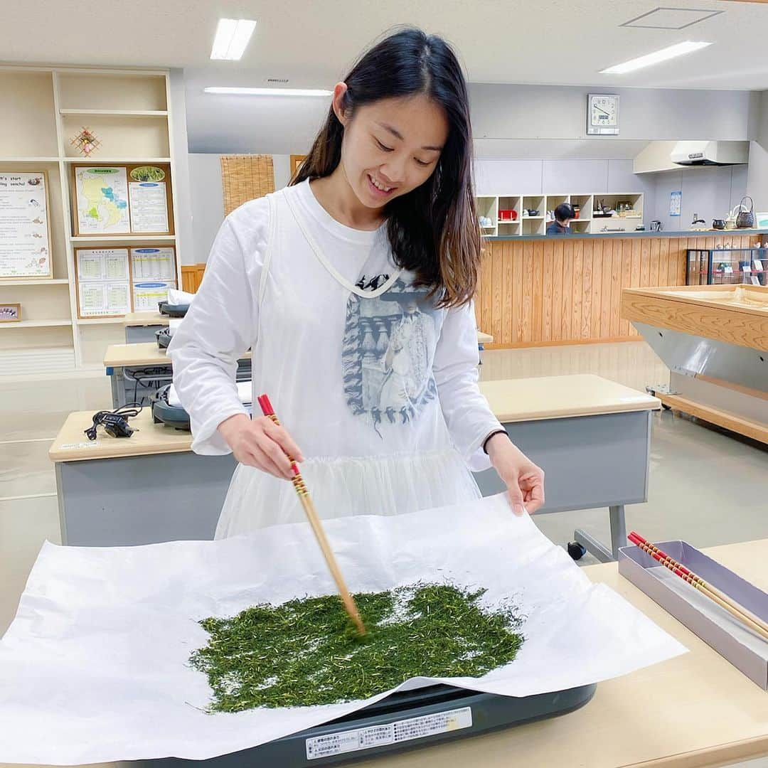 Little Miss Bento・Shirley シャリーさんのインスタグラム写真 - (Little Miss Bento・Shirley シャリーInstagram)「Kagoshima Day 2: 🍵 Making my own hand-rub green tea and tea brewing under the guidance of a Japanese green tea instructor at Hatakenosato Mizudorikan #畑の郷水土利館 I also liked how I can bring home my own made tea in nice gift pack. Kawaii ne 📍Minami Kyushu, Kagoshima. http://www.city.minamikyushu.lg.jp.e.adb.hp.transer.com/koukanri/2019-10-12-midorinan-annai.html #visitkagoshima #kagoshima #explorekagoshima #visitjapan #greentea #minamikyushu」12月29日 0時39分 - littlemissbento