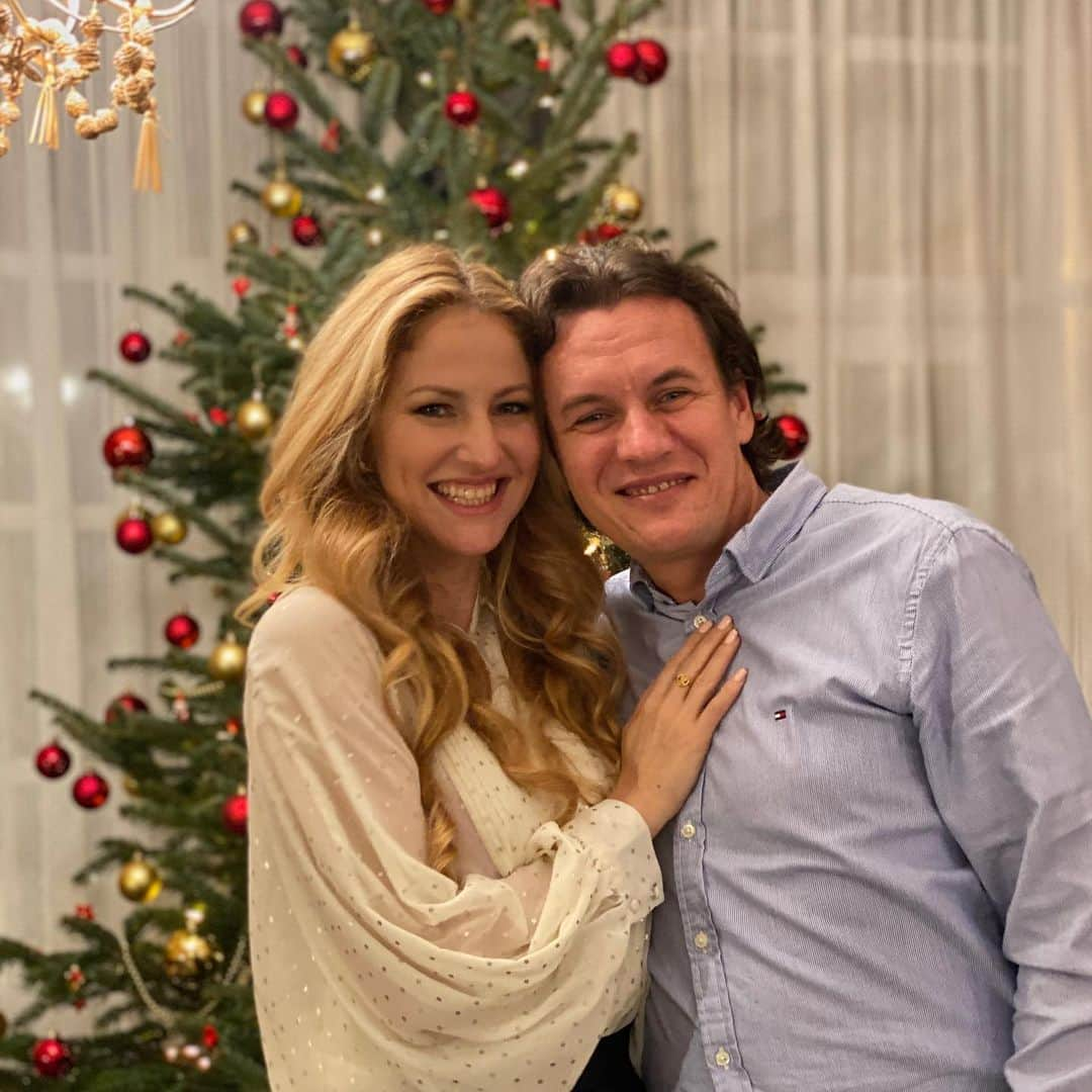 ホフマン・ノーラのインスタグラム：「The LOVE of FAMILY is one of life’s Greatest BLESSINGs 😍🎄😍」