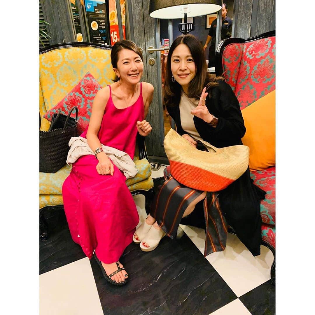のインスタグラム：「ここも美味しかったなー😆　 スクンビット近くの　@talingpling ・ お肉トロっトロで甘いけど辛い、マッサマンカレー。 ・ サテも柔らかでナッツの入ったソースが美味しい。 ・ なんと言っても始めて食べたコムヤーン‼️豚の首肉の美味しさったら❤️❤️ なんとも言えない、しっとりしてるけどコリっとした食感がある？？昔懐かしい鯨ベーコン的な😂😂？感じ。 ・ お店の雰囲気、味、コスパと三拍子揃ったお店でした😆 ・ ・ #タイ　#バンコク　 #バンコクグルメ #タリンプリン @mari_bangkok_life  #予約ありがと」