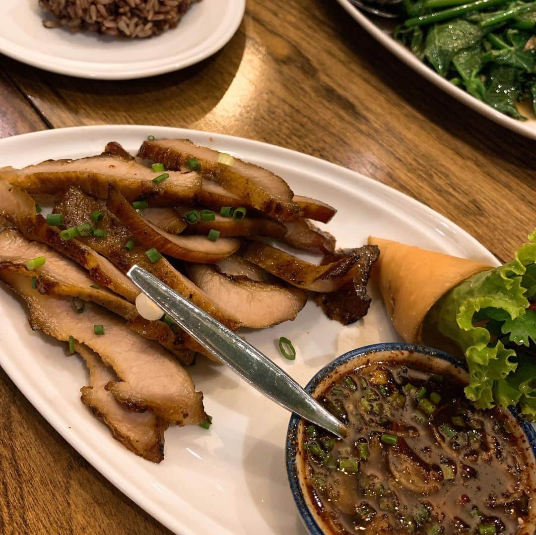 坂田陽子さんのインスタグラム写真 - (坂田陽子Instagram)「ここも美味しかったなー😆　 スクンビット近くの　@talingpling ・ お肉トロっトロで甘いけど辛い、マッサマンカレー。 ・ サテも柔らかでナッツの入ったソースが美味しい。 ・ なんと言っても始めて食べたコムヤーン‼️豚の首肉の美味しさったら❤️❤️ なんとも言えない、しっとりしてるけどコリっとした食感がある？？昔懐かしい鯨ベーコン的な😂😂？感じ。 ・ お店の雰囲気、味、コスパと三拍子揃ったお店でした😆 ・ ・ #タイ　#バンコク　 #バンコクグルメ #タリンプリン @mari_bangkok_life  #予約ありがと」12月29日 0時55分 - yokosakata