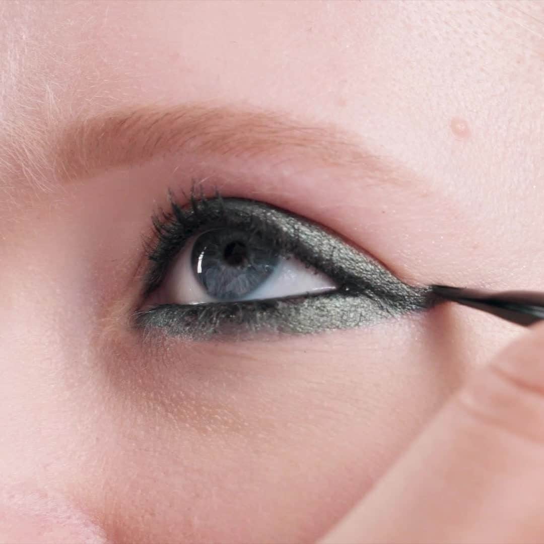 のインスタグラム：「Get ready for #NYE with Emerald Party Eyes. ✨Pro Tip: Give your wing a modern twist by flipping it out from the bottom lashline. Finish with a light dab of #concealer around the edges to clean & perfect.  THE BREAKDOWN:  Luxe Eye Shadow in Poison Ivy, used wet to line.  Luxe Eye Shadow in Moostone, for a hint of holiday sparkle.  Instant Full Cover Concealer, feat. in Ivory.  MUA:  @cygmakeup  #bobbibrown #shimmereyeshadow #greeneyeshadow #greenglitter #goldeneyes #glowymakeup #glowy #eyes #makeupgoals #mua #graphicliner #nyemakeup #partymakeup #metalliceyeshadow #wingliner」