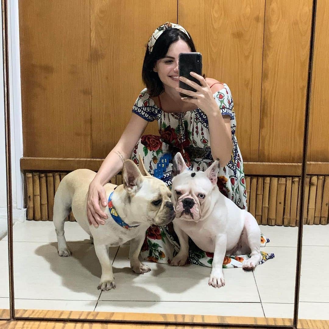 ステファニー・ブリットのインスタグラム：「A volta do nosso passeio da noite vem com carinha de exaaaaustos! 🐶🐶Hj passaram o dia na casa da vovó brincando, tomaram banho de mangueira, depois demos uma volta no shopping e toda a emoção de encontrar vários amigos e várias crianças (que eles aaamam!) e ainda a noite mais uma voltinha depois do jantar... Resultado? 😴😴 Dois meninos capotados! 💤💤E a mamãe já vai junto... Boa noite!!! 🌙」