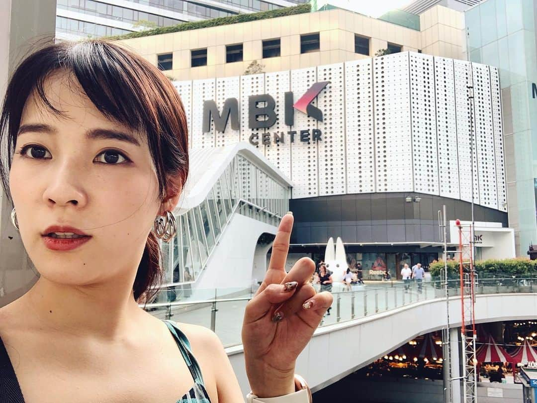 奈津子さんのインスタグラム写真 - (奈津子Instagram)「家電女優inタイ🇹🇭電気街的なエリアもかなり多いのでアドレナリン出まくりです、、まずビビッときてAirpodsプロのケースを膨大な量から選んでお買い上げ💰本革なんですが2000円ぐらい、ストラップつきだからこれで無くさずに済みそう(写真3枚目)日本とは店頭のディスプレイや製品のデザインで異なる点も多いです💁‍♀️ ・ ・ #家電 #家電好き #家電女優 #奈津子　#タイ　#バンコク　#airpodspro #airpods #airpodsケース　#奈津子の家電録」12月29日 11時56分 - natsuko_kaden