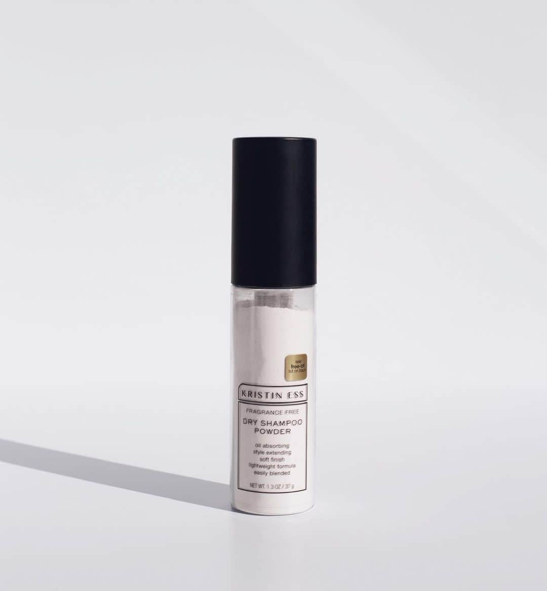 Kristin Essのインスタグラム：「DRY SHAMPOO POWDER⁣ ⁣ Whether you’re at home or on-the-go, this non-aerosol dry shampoo is a legit dream come true for someone with sensitivities to fragrance. It’s a super-fine, lightweight powder that’s easy to blend into even the darkest shades of hair color. 💆🏻‍♀️ My two BIGGEST focuses here were ☝️ease of use and ✌️ the finish had to be identical to my original dry shampoo. I just love the way the OG dry shamps blends and finishes so I couldn’t settle for less on this non-aerosol formula 🙅‍♀️ It gives no grit/texture whatsoever, it’s soft to the touch, really easy to use, and won’t cause build up 🤍🌬⁣ ⁣ •fragrance free⁣⁣⁣ •silicone free⁣⁣⁣ •sulfate free⁣⁣⁣ •phthalate free⁣⁣⁣ •paraben free ⁣⁣⁣ •gluten free⁣⁣⁣ •cruelty free + vegan⁣⁣⁣ •color + keratin safe⁣⁣⁣ ⁣⁣⁣ Launches on Target.com + in @target stores tomorrow 12.29.19」